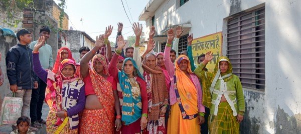 ऊंचागांव की मढ्ढियाँ कलां में गंदगी को लेकर महिलाओं में भारी आक्रोश