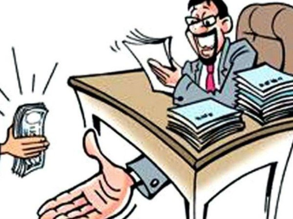 एमएलसी के निशाने पर एक्सईएन अवधेश यादव एवं ठेकेदार वकील खां!