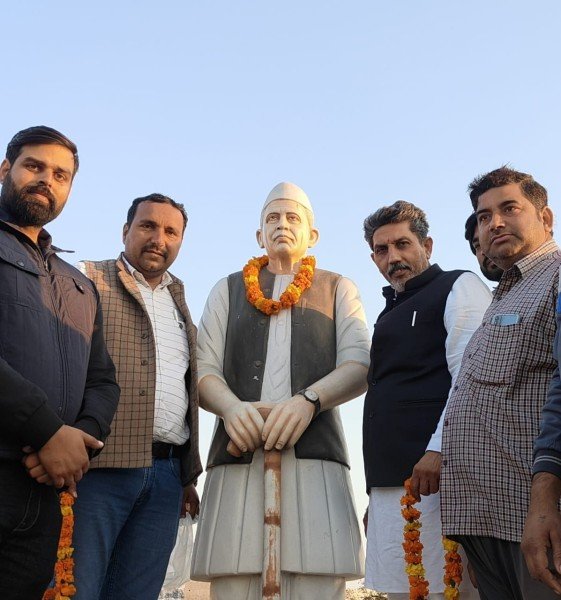 डॉ कमल सिंह मलिक ने किया चौ० चरण सिंह जी की प्रतिमा पर माल्यार्पण।