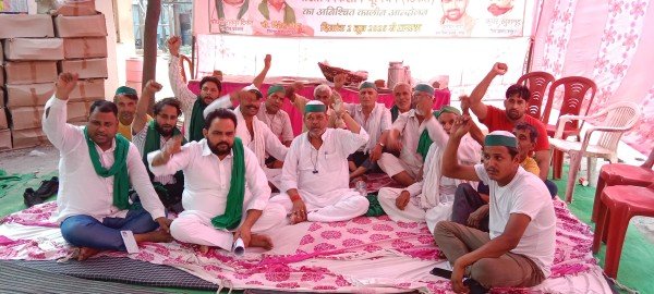 अवर अभियंता ने भाकियू टिकैत के जिला अध्यक्ष, जिला प्रवक्ता, क्षेत्रीय अध्यक्ष व सिंभावली ब्लॉक अध्यक्ष, एक अन्य और एक अज्ञात के खिलाफ एफआईआर कराई दर्ज कराई