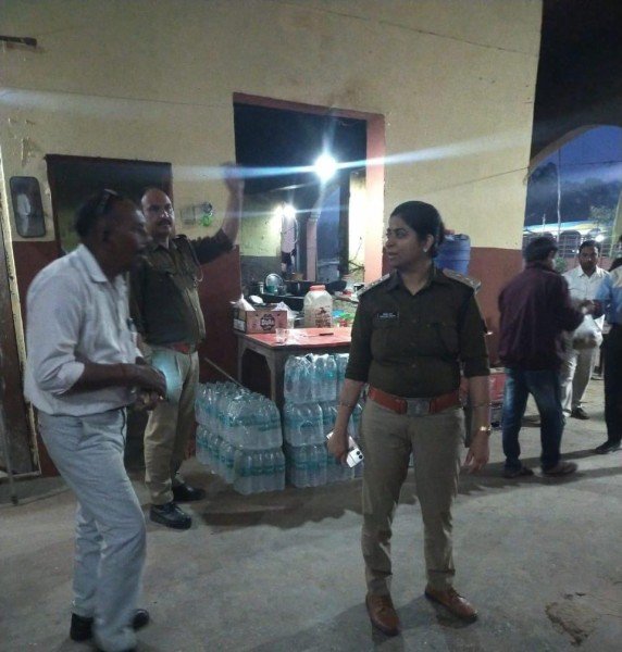 आबकारी निरीक्षक प्रियंका गुप्ता क्षेत्र मय स्टाफ के साथ आज थाना गढ़मुकतेशवर के खादर  क्षेत्र में  30ली०अवैध शराब बरामद