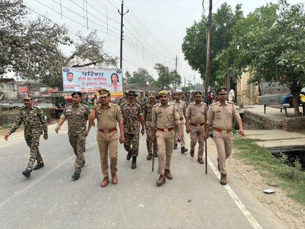 लोकसभा निर्वाचन-2024 व जनपद में कानून एवं शांति/सुरक्षा व्यवस्था के दृष्टिगत थाना गढ़मुक्तेश्वर पुलिस व पैरामिलिट्री फोर्स द्वारा थाना क्षेत्रांतर्गत एरिया डोमिनेशन/फ्लैग मार्च किया गया।