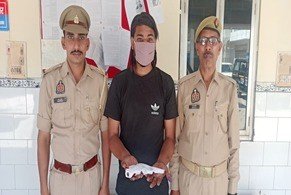 हापुड़ नगर पुलिस ने गैंगस्टर एक्ट के अभियोग में वांछित अभियुक्त को किया गिरफ्तार, जिसके कब्जे से अवैध असलहा बरामद।