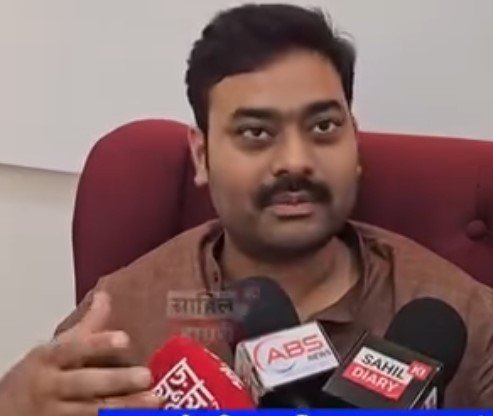 आसमान’ में ‘उड़ने’ वाले ‘बाबा’ क्या जाने टूटी ‘सड़कों’ पर ‘चलने’ वालों का ‘दर्द’?