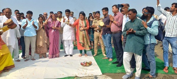 गढ़मुक्तेश्वर गंगा घाट पर आयोजित होने वाले कार्तिक पूर्णिमा मेला स्थल पर किया गया भूमि पूजन एवं गंगा आरती