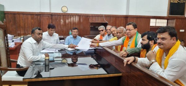 तीन पार्टियों के प्रत्याशियों ने छः सेटों में किया नामांकन