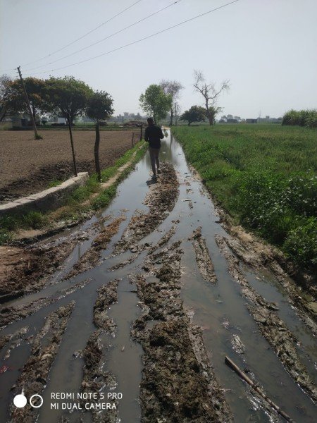 रास्ते में जलभराव होने से ग्रामीण गंदे पानी से निकलने पर मजबूर