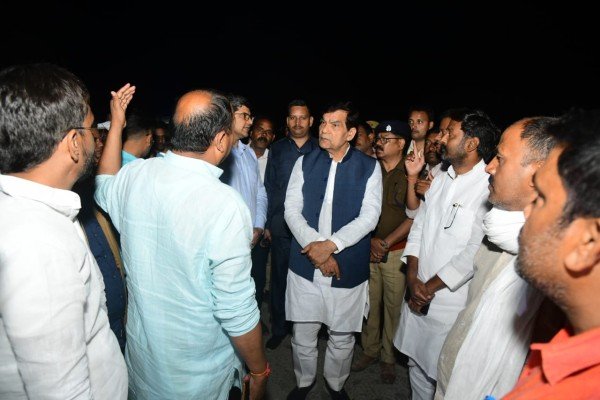 गाजीपुर बस हादसे में मंत्री ए.के. शर्मा की सख्त कार्रवाई