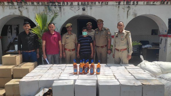 1392 बोतल अवैध अंग्रेजी शराब सहित एक अभियुक्त गिरफ्तार