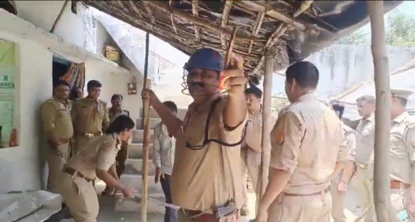 SO श्रद्धा सिंह का लाठी से पीटते हुए वीडियो वायरल