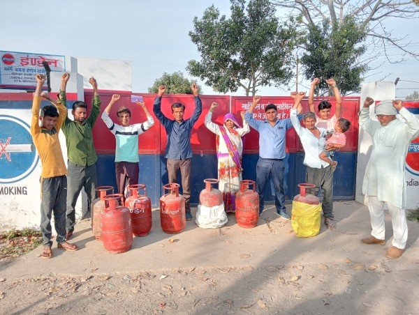 गैस सिलेंडर न मिलने पर उपभोक्ताओं ने किया प्रदर्शन