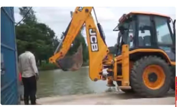 अयोध्या में 12 साल की बच्ची के साथ गैंगरेप मामले में आरोपी मोईन खान के बेकरी पर बुलडोजर कार्रवाई हुई है