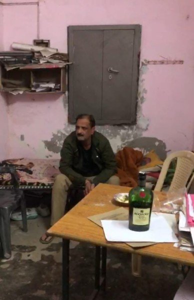 लखनऊ के कैंट कोतवाली क्षेत्र में तैनात SI चौकी में नशे में धुत मिला.