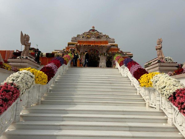 अयोध्या पहुंचे प्रधानमंत्री नरेंद्र मोदी