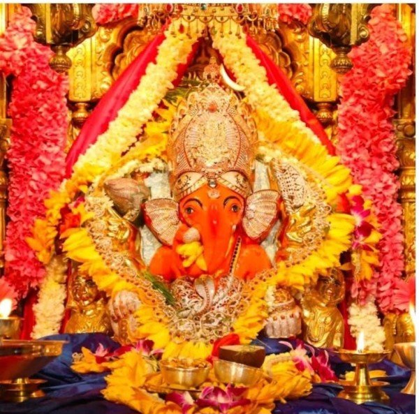 आज बुधवार को महाराष्ट्र के मुंबई स्थित श्री सिद्धिविनायक मंदिर के दर्शन का विशेष महत्व है।