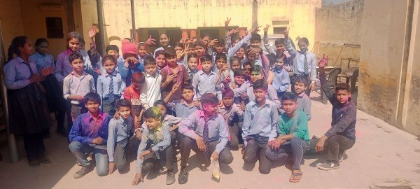 कृष्णा पब्लिक स्कूल में बच्चों ने मनाया होली का पर्व