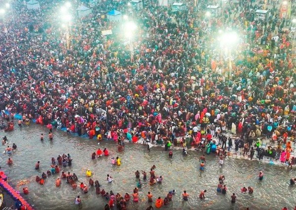 महाकुंभ 2025 का पहला अमृत स्नान आज मकर संक्रांति के पावन अवसर पर शुरू हो गया है।